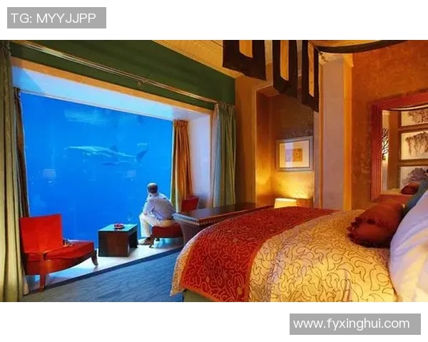 退役足球明星与海洋的亲密接触抱着条鱼的温馨瞬间